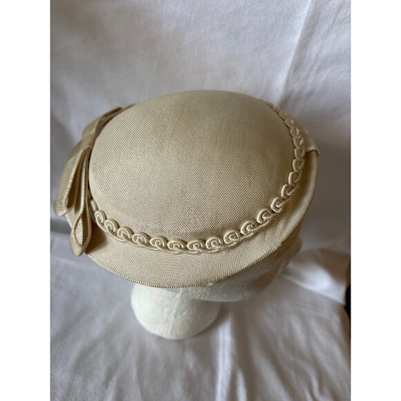 Vintage 1950s Beige Womens Pillbox Hat With Bow & Trimmed Edge Detail - Picture 7 of 12